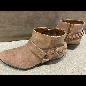 Bamboo Sadie 03 size 7 booties